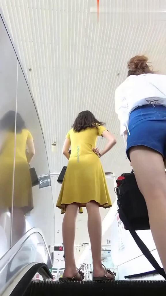【漫展抄底合集】漫展地铁商场偷拍裙底各种美女内裤美腿 预览截图 10