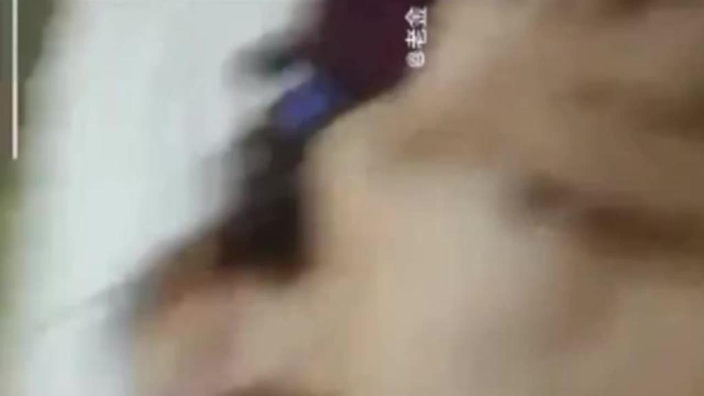 【超牛宝妈带娃偷情】御姐人妻带着孩子偷情看妈妈被操，一直在哭妈妈却享受其中直接高潮 预览截图 6