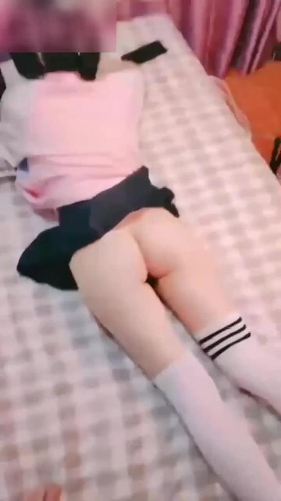 【兄妹乱伦】真实乱伦,和亲妹在家的快乐时光 小穴都是湿湿的 预览截图 7