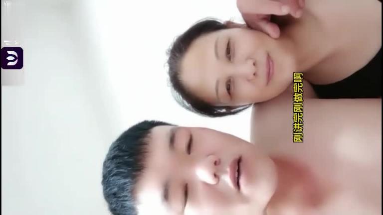 真正的母子乱伦!儿子喝醉意外看见大奶妈妈洗澡强行把她内射了只好将错就错妈妈还讲述他俩是如何发展的 预览截图 6