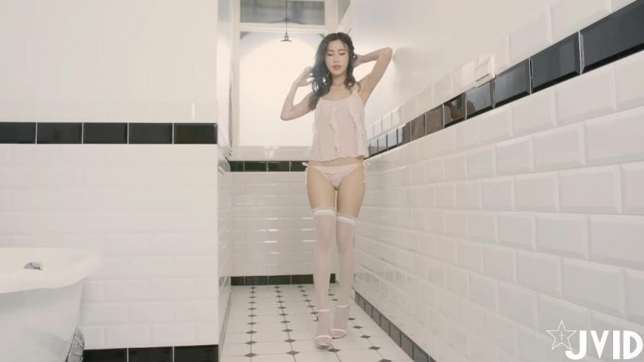 浴室解放!女神艾比清纯薄纱下的秘密 预览截图 2