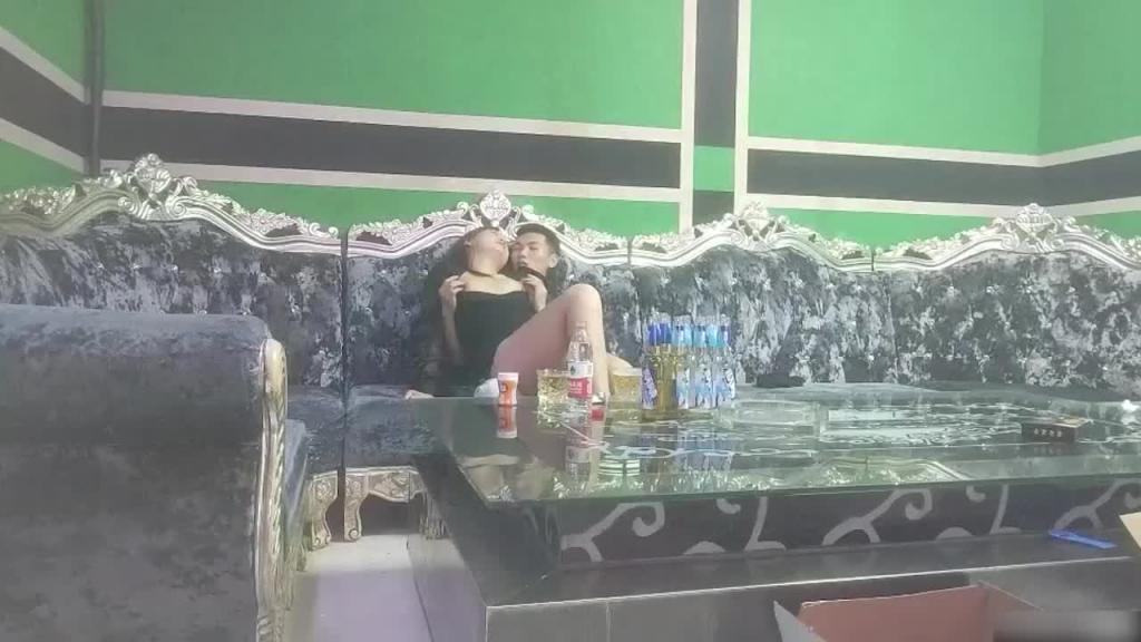 商K达人,包间再约极品小姐姐,灯红酒绿,耳鬓厮磨,沙发激战后入白臀 预览截图 1