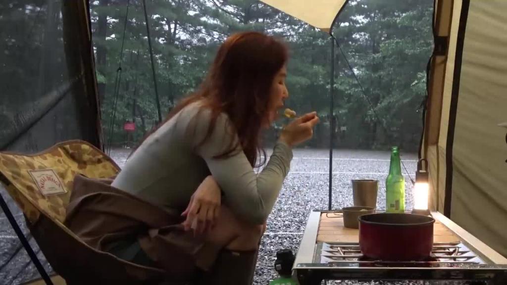 在无尽的真实大雨中/在避难所舒适的单人露营/雨 ASMR 预览截图 6
