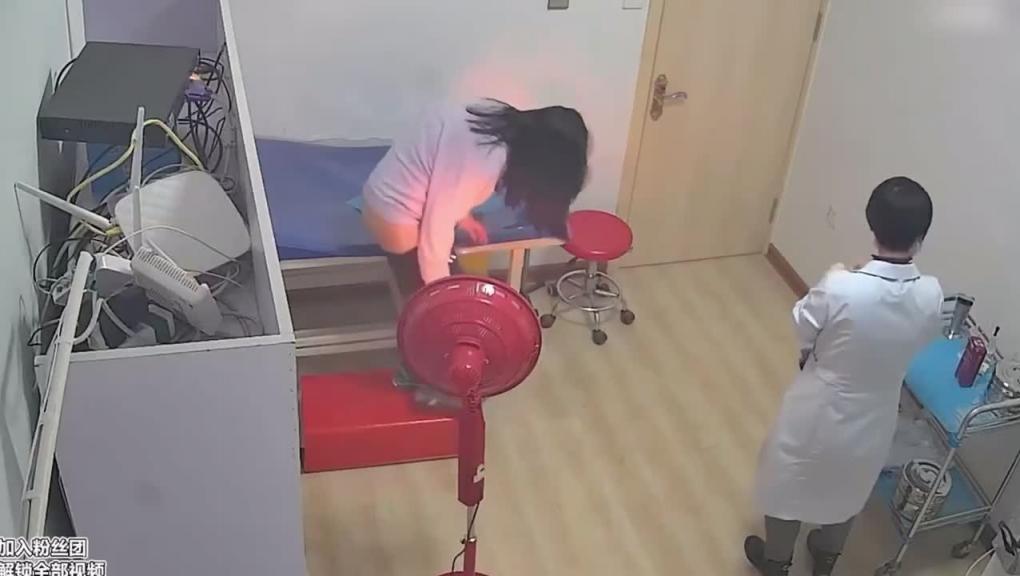 【医院监控】少妇医院检查阴道被女医生扒开仔细观察 预览截图 11