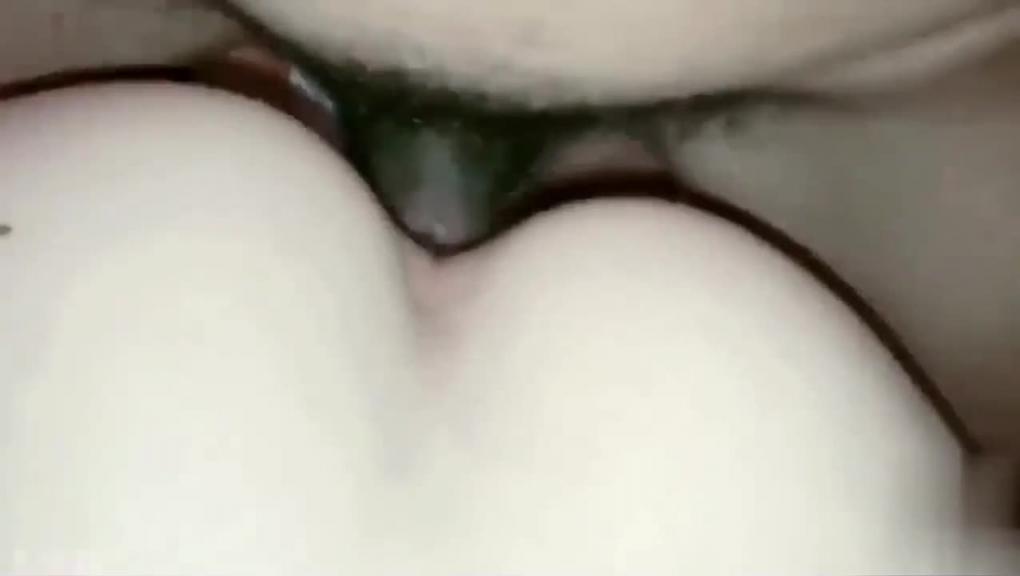 续集！广州表兄妹乱伦！为逃避军训让表哥帮忙请假被带出去开苞破处，萝莉学生妹就是嫩，奶子和逼都是超极品太TM粉了 预览截图 2