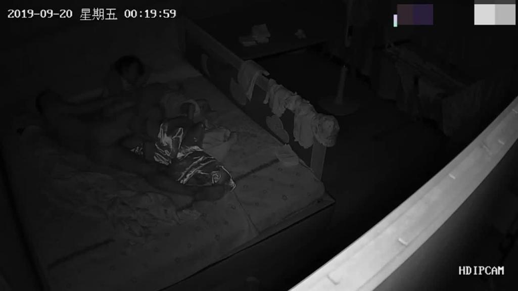 【福利】:破解摄像头_夫妻当着孩子面做爱合集,夫妻做爱被女儿撞见 预览截图 6