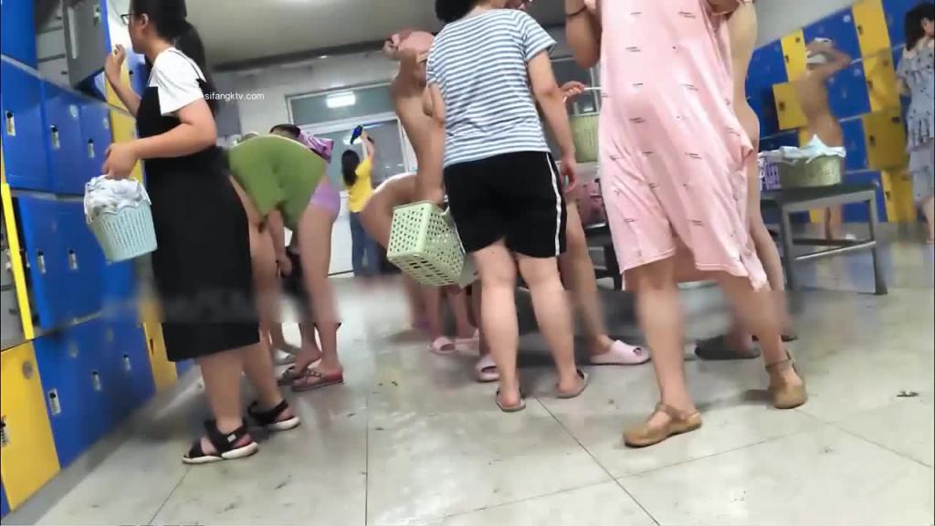 东北某大学澡堂,偷窥多位年轻学妹 预览截图 2