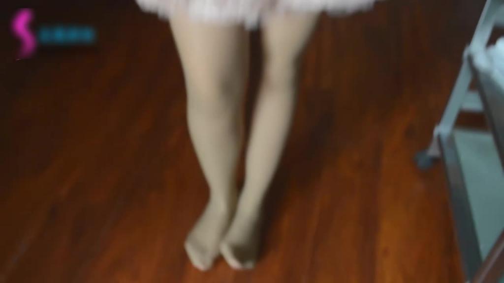 大胆猥琐摄影师骗无知少女拍丝袜写真当着家长侵犯小女孩 预览截图 2
