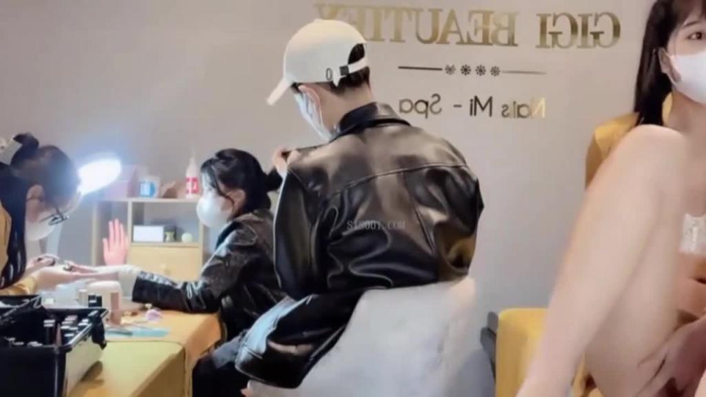 美甲店员面前露出自慰 预览截图 9