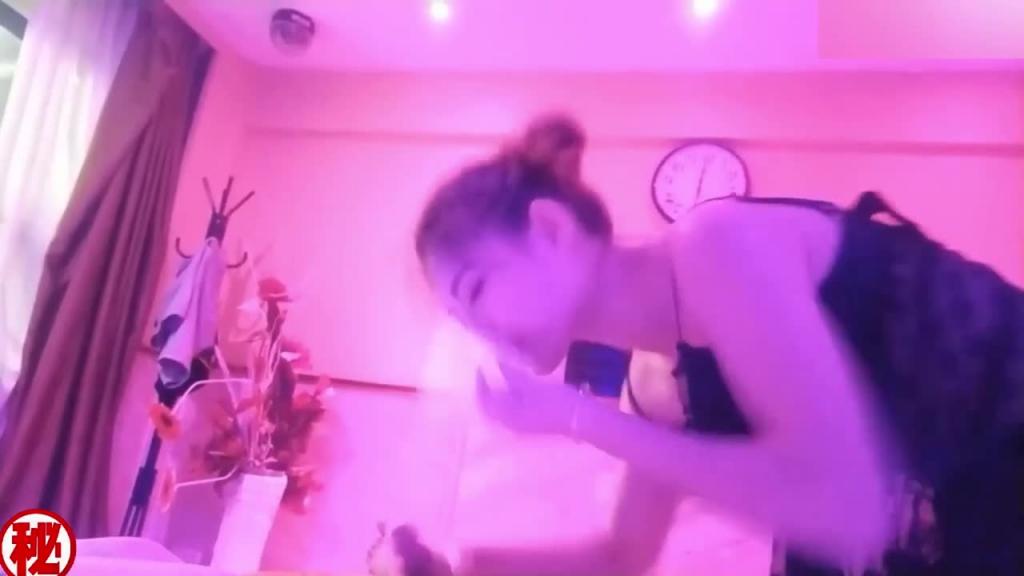 【福利】大神高级会所选妃操东北黑丝少妇艳舞调情—边看黄片一边做爱 预览截图 5