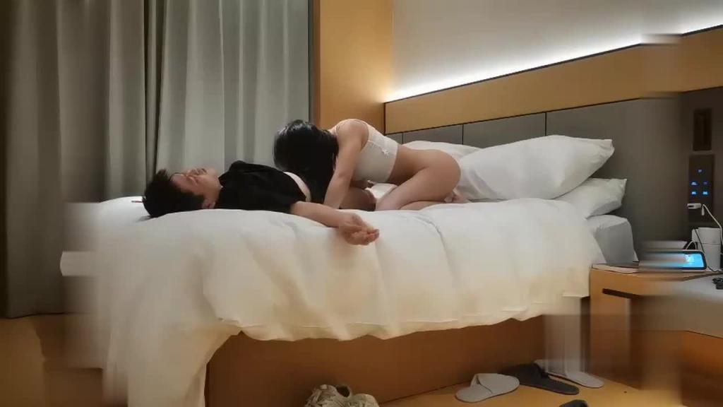约了个白色短裙妹子啪啪口交摸逼调情张腿骑坐！ 预览截图 2
