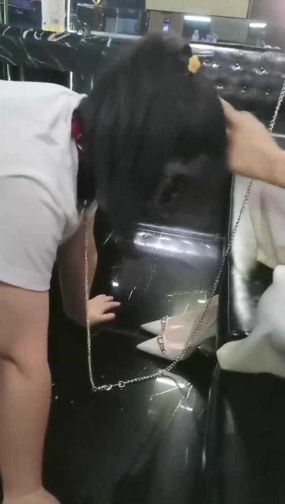【SM调教】女王KTV调教200斤母狗，在家里很自卑，被女王随意羞辱 预览截图 11