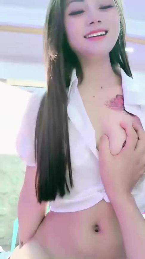【群操JK萝莉】两个外表甜美乖巧JK装嫩妹妹第一视角抽插锰怼多毛小骚逼轮流勐干 预览截图 12