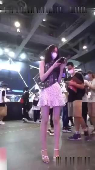 商场抄底,高颜值美女,没穿内内,逼毛清晰可见 预览截图 4