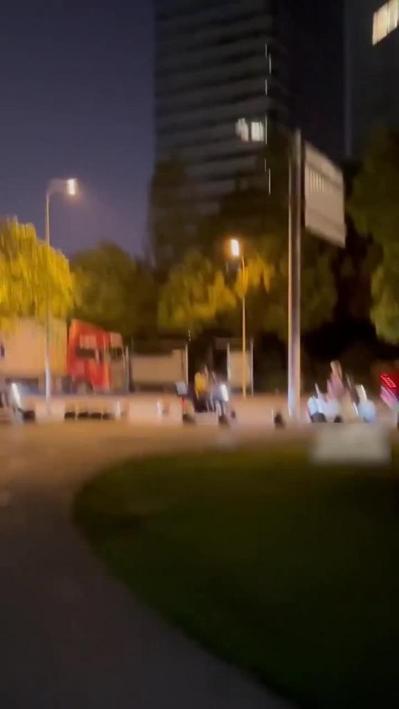 九儿夜晚7点露出,内裤挂树上送有缘人,马路边尿尿 预览截图 8