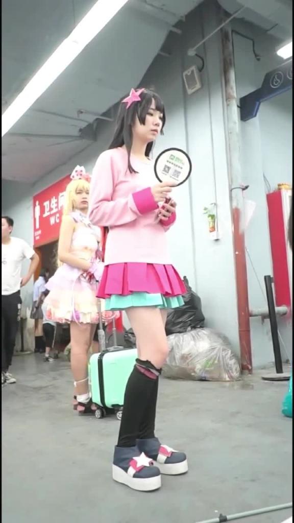 【漫展抄底】蓝色妖姬美少女 淫水四溅 白内裤变黄内裤 预览截图 12