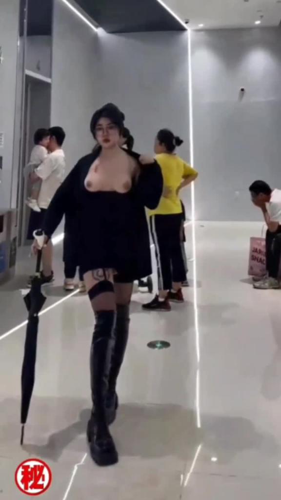 网红黑料-21网红女神‘屁屁’广州户外极限露出勾搭，出租车上自慰 商场露出 飞机上露出等- 预览截图 12