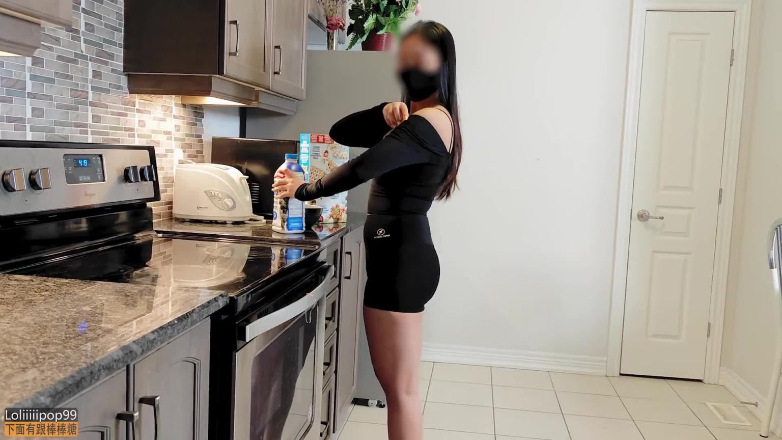 偷吃的好色女仆-下面有跟棒棒糖 预览截图 2