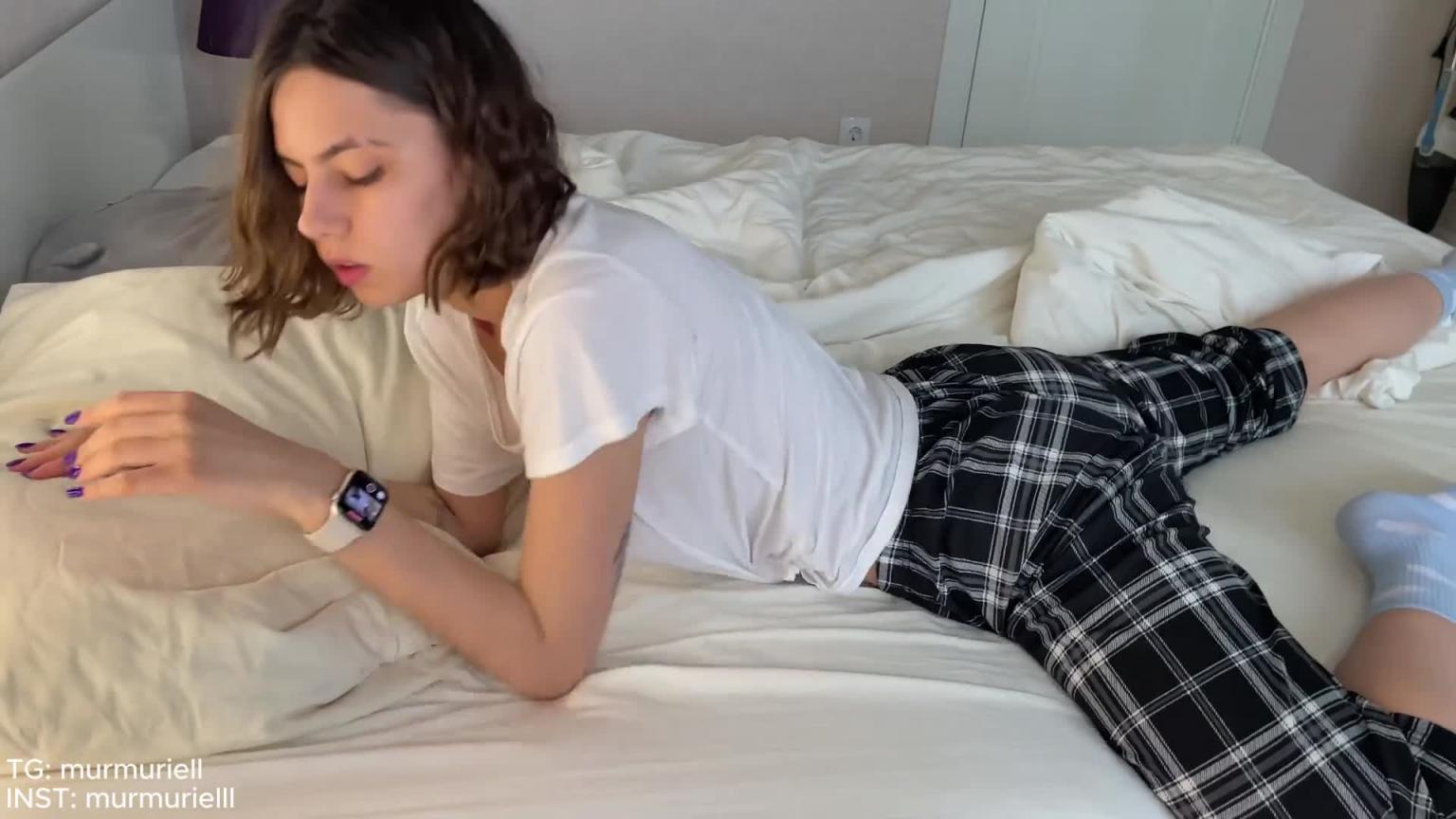 一个女孩在床上用手指和振动器自慰并达到高潮 预览截图 6