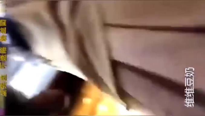 【奇葩街射】专挑时尚美女跟踪到家门口顶臀射精到人家屁股和鞋子上 预览截图 4