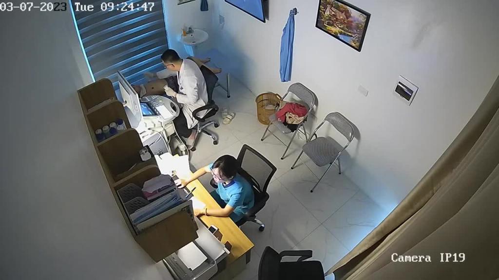 【医院3月监控】重金破解高清  猥琐男医生给漂亮女病人仔细检查身体完整版  美乳 预览截图 3