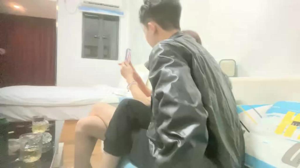 白嫖嫩模,泡妞大神网聊嫩模酒足饭饱狂操骚穴 预览截图 3