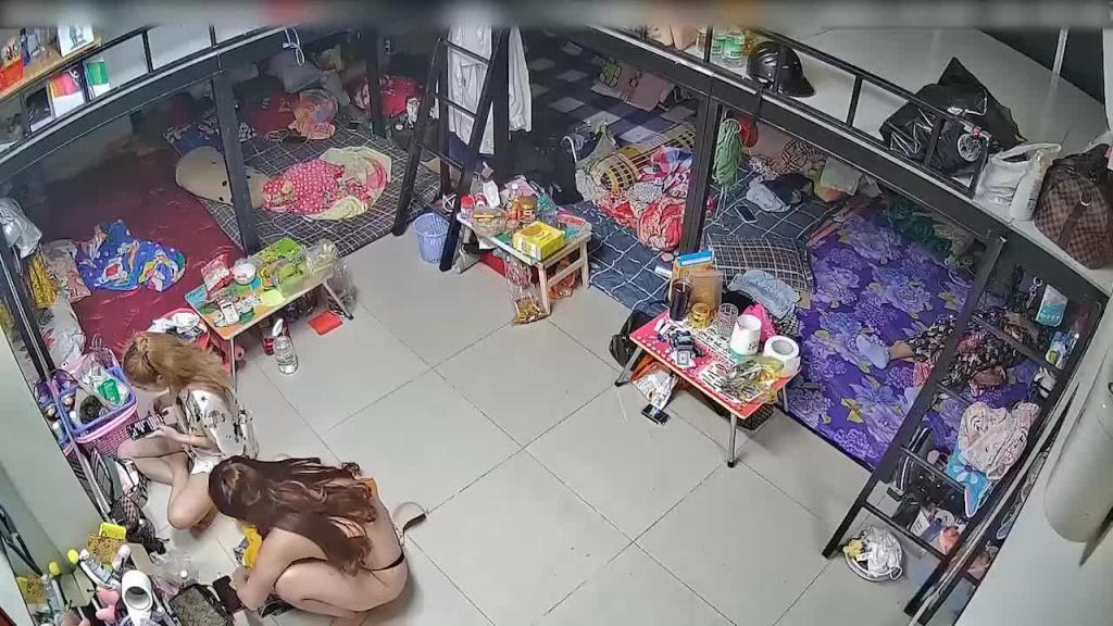 【摄像破解】女生宿舍一览无余，少女全裸曝光涂身体乳 预览截图 1