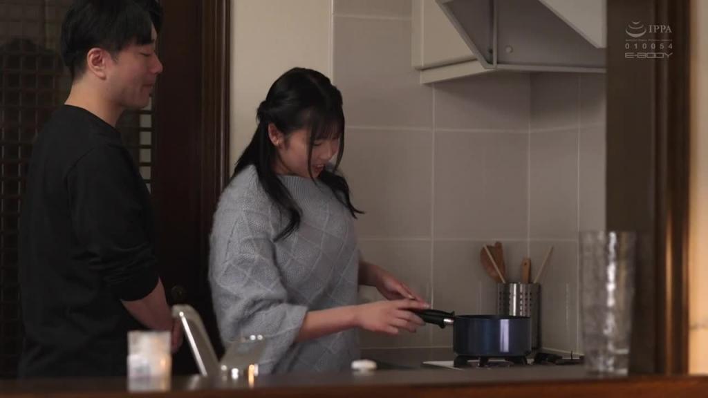 第一次交到的女朋友脱光后…完全无法想像的雪白巨乳和粉红色乳头,我兴奋到性慾无止境地操弄她,冈田优爱 EBWH-234 预览截图 1