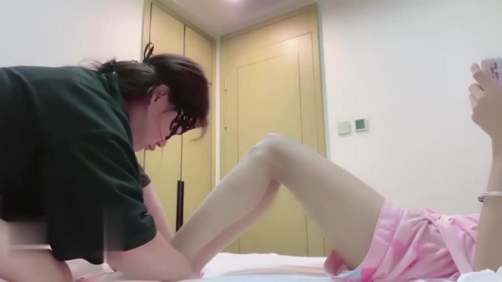 【SM】女王调教女奴。舔脚 预览截图 6