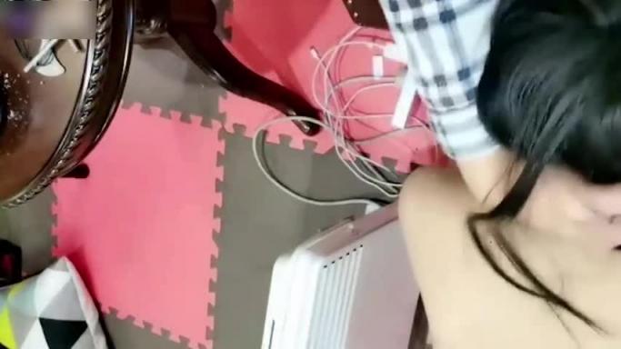 【打哭小萝莉】直播说错话被打哭！网友直呼报警，操到不停呕吐 预览截图 12