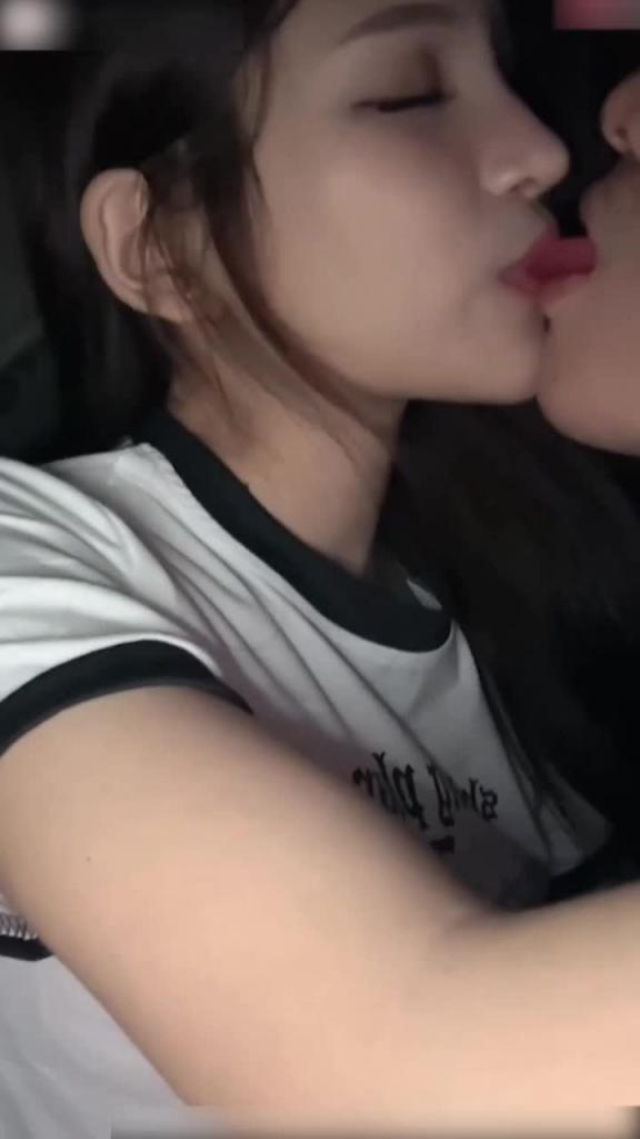 推特高颜值网红女神艾希粉丝接机在车里直接就干起来车震 预览截图 6