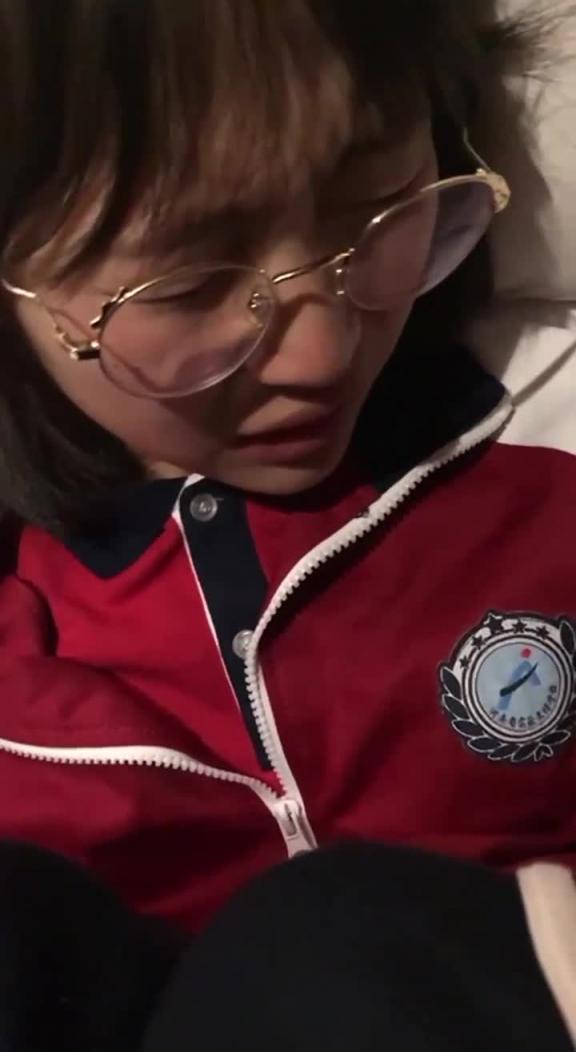 【广东班主任操学生】无知眼镜妹被班主任威逼利诱开房破处，校服都没脱就被强操，哭了也不放过，真是禽兽不如 预览截图 1