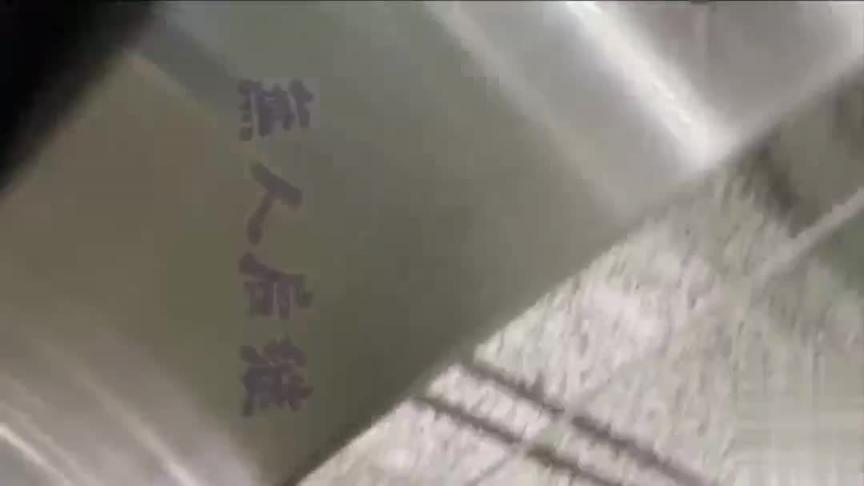 【恶魔之手】疯狂偷拍裙底 直接用手掀裙子抄底 预览截图 4
