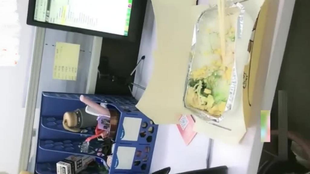 【实习生姗姗】 科技公司白领~沟搭男同事~楼梯间口交后入悄悄来一炮 预览截图 9