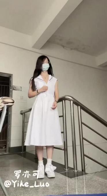 少女楼梯间露出撒尿 预览截图 2