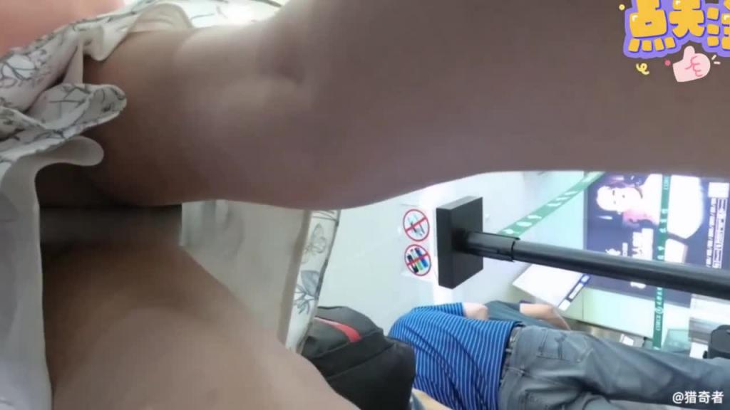 【硬核抄底系列】大学美食城JK学妹的黄色骚内 预览截图 10