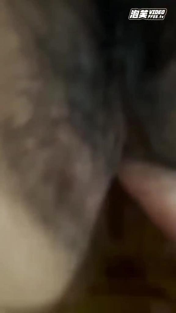 【姐弟乱伦】出租屋里抓着姐姐大奶追剧，受不了了直接后入姐姐大屁股内射 预览截图 7