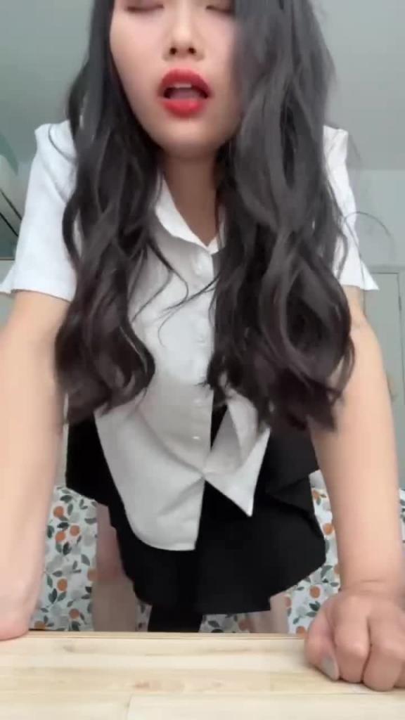 【推特泄密-爆差大奶微胖女M骚母狗】掐着脖子疯狂打桩后入,完美露脸 预览截图 1