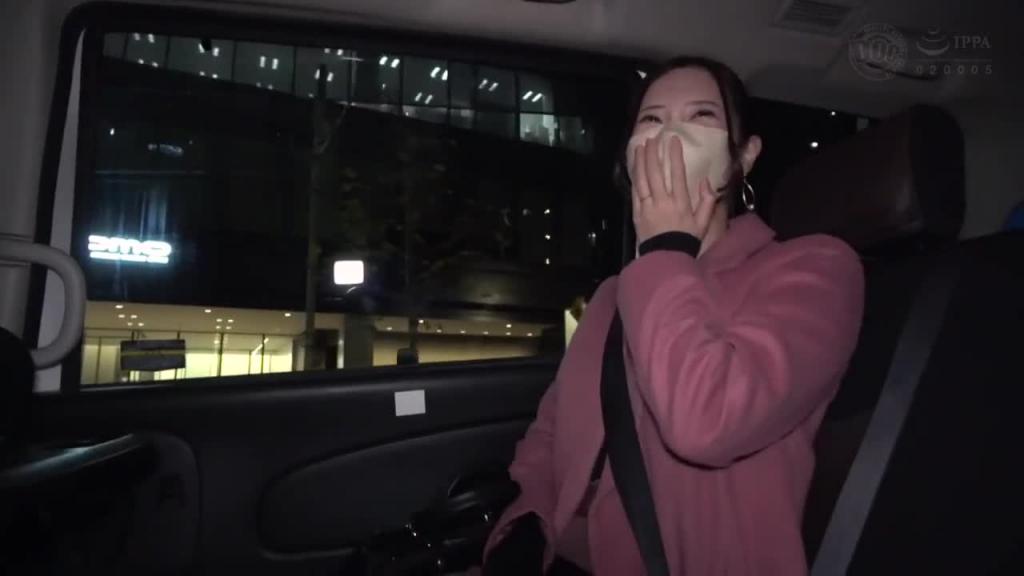 【NTR爱好：在老公面前干老婆】受虐苗条美女在老公面前干！用强烈的深喉刺激喉咙后部！而且，用手指刺激阴道后部，大量潮吹，穿着变态服装，兴奋到了极点！中出+脸部射液完成标记！ ！ [A片女孩] [麻美] 300MAAN-977 预览截图 1