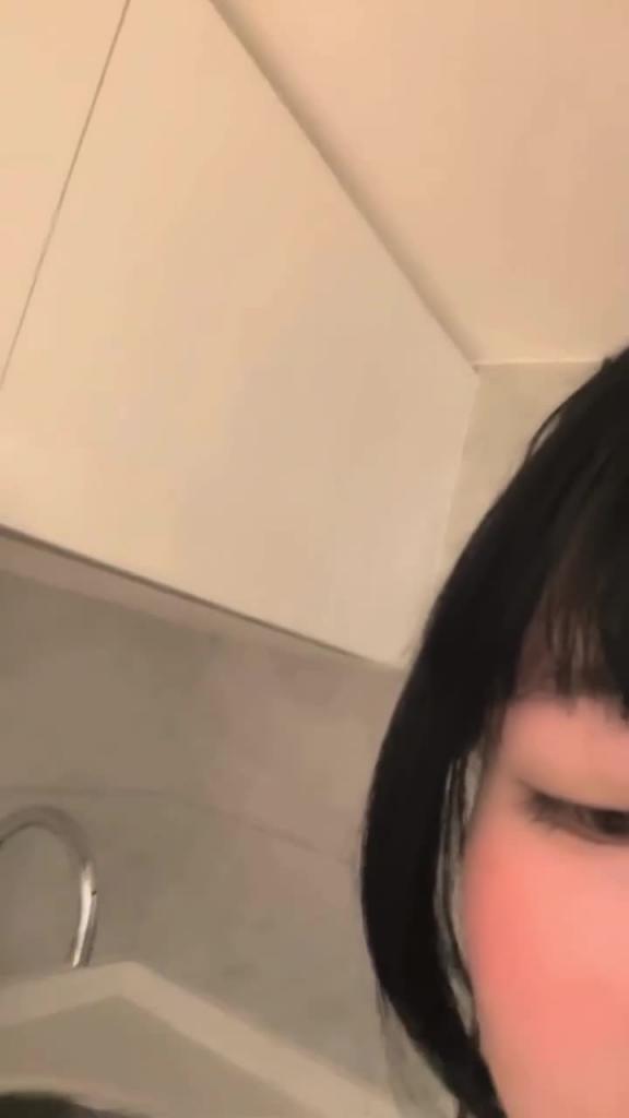 【最新流出青春眼镜二次元美少女】无毛逼自慰高潮喷水 预览截图 1