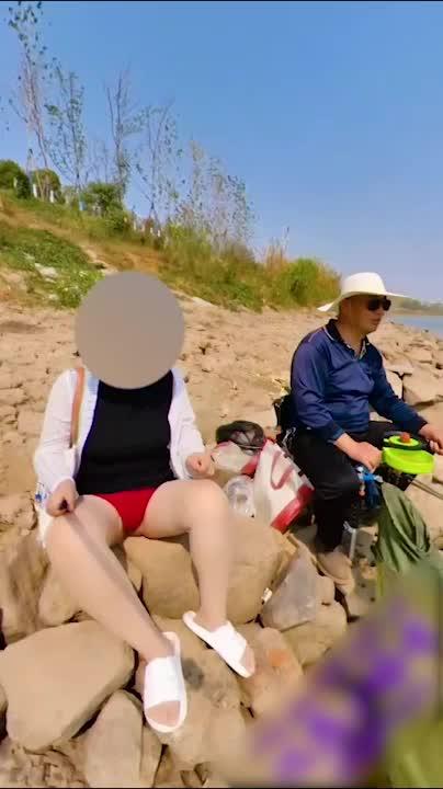 【性感小猫眯05】户外勾搭钓鱼老大爷,发现奶子不敢看 预览截图 8