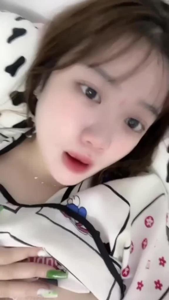 00后嫩到出水的学妹,无套抽插.....深圳校服加双马尾，真的射爆! 预览截图 10