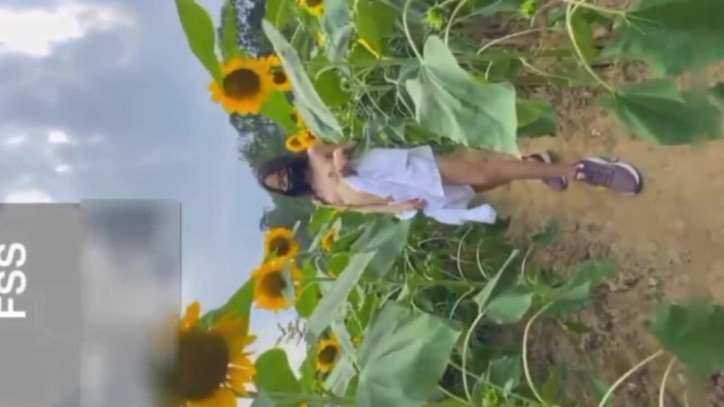 【裸奔】天花板级别露出狂人女大学生，景区露出人工湖尿尿 预览截图 12