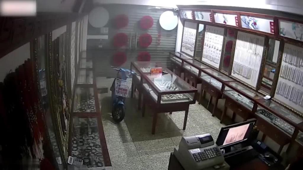 【监控破解】女店员看片子被发现 惨遭强奸 预览截图 1
