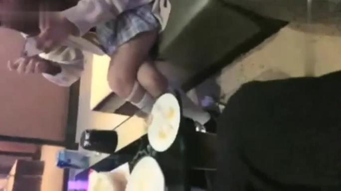 KTV边唱边操白丝JK小妹妹!! 预览截图 1