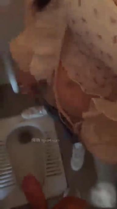 强上女房东 把少妇性感女房东按在野外草地疯狂输出 预览截图 9
