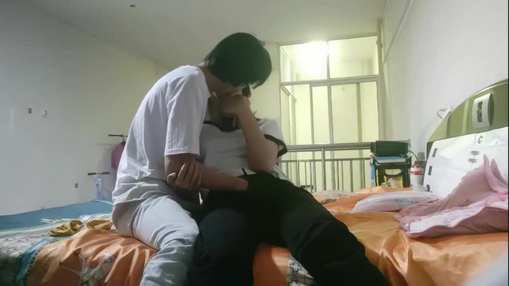 偷操朋友女友,趁朋友出差把小嫂子忽悠来按倒强操 预览截图 5