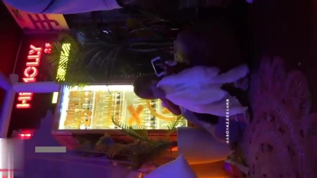 【户外真实偷拍】抄底无内靓妹还是个刚被内射的靓妹 精液还在往下掉 预览截图 9