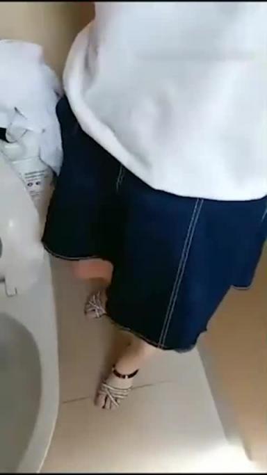 小哥医院搭讪护士小姐姐医院公厕啪啪各种特写吹箫舔逼，对白超刺激！ 预览截图 5