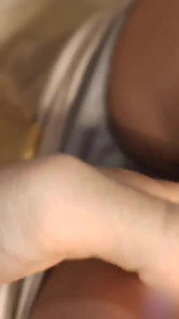 (乱伦表嫂) 表哥在屋里看电视我跟表嫂偷偷在厕所做爱 预览截图 5